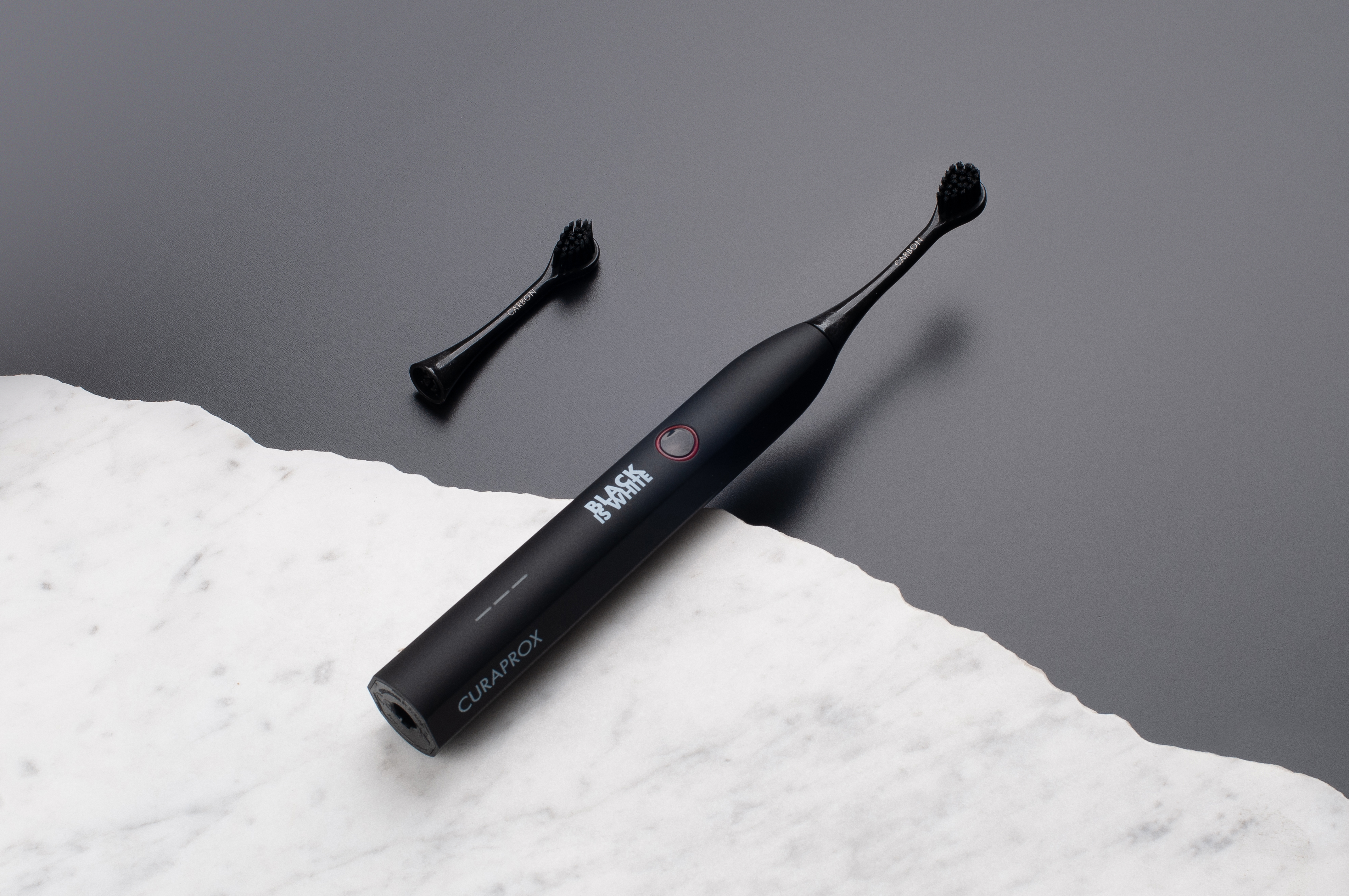 Curaprox Hydrosonic Black is White fogkefe Curaprox Hydrosonic Black is White fogkefe